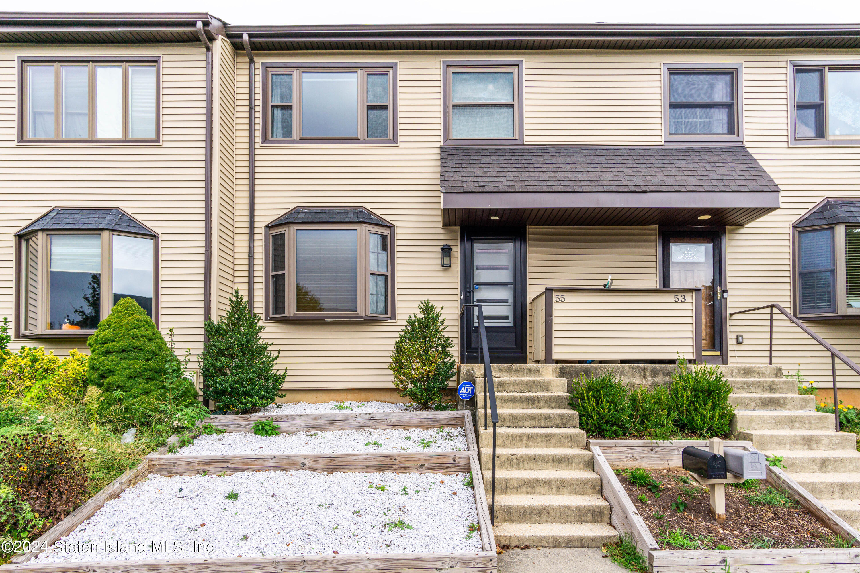 Locust Ct, Staten Island, NY 10309