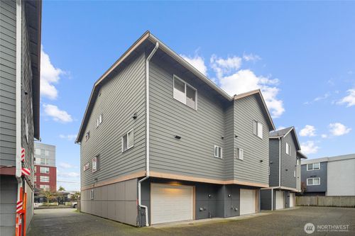 926 N 96th St, Seattle, WA, 98103-3208 | Card Image