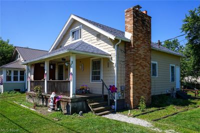 Bungalow with a front lawn | Image 3