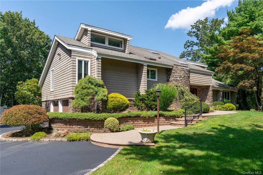 Brycewood Dr, Dix Hills, NY 11746