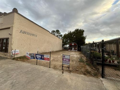 717 Main St, East Bernard, TX, 77435-9010 | Card Image