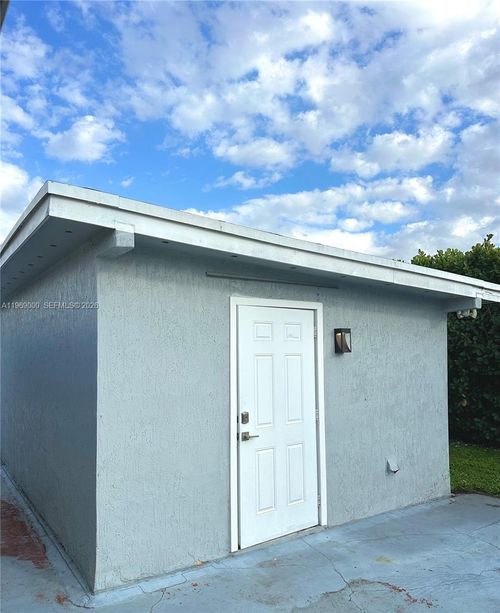 efficiency-1960 W 63rd St, Hialeah, FL, 33012-6029 | Card Image