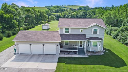 6235 Apple Creek Dr, Bismarck, ND, 58504-3116 | Card Image
