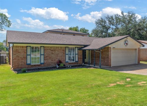 2631 Kingsbury Ave, Richland Hills, TX, 76118-6726 | Card Image