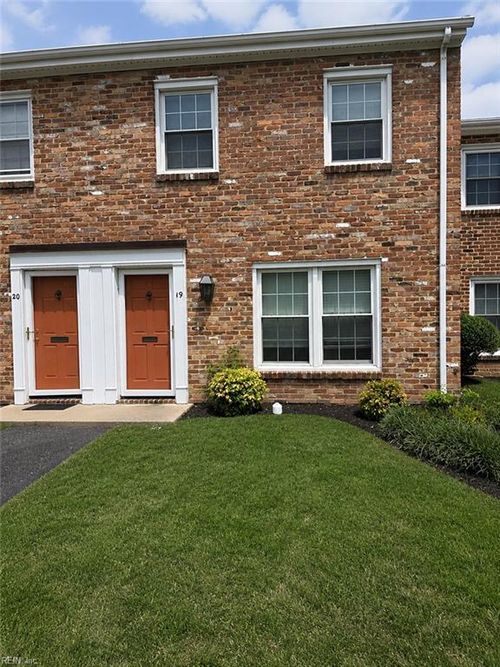 19 Towne Square Dr, Newport News, VA, 23607-1526 | Card Image