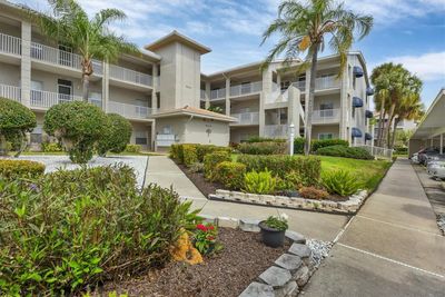 6202 - 9630 Club South Circle, Condo with 2 bedrooms, 2 bathrooms and null parking in Sarasota FL | Image 2