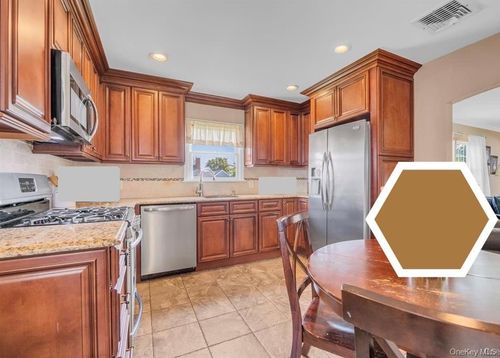 91 7th St, Hicksville, NY, 11801-5421 | Card Image