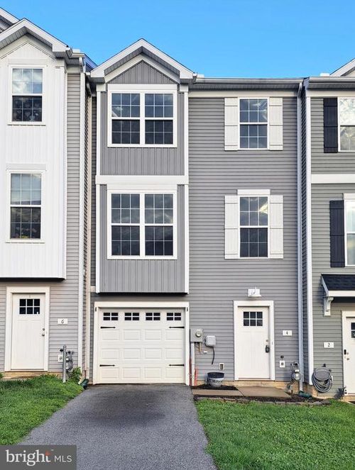 4 Pacer Dr, HANOVER, PA, 17331-7210 | Card Image