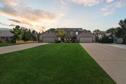 2-4332 S Rose Ct, New Berlin, WI, 53151-5549 | Card Image