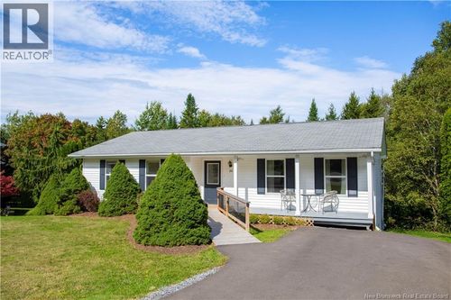 135 Vincent Rd, House with 3 bedrooms, 2 bathrooms and null parking in Quispamsis NB | Card Image
