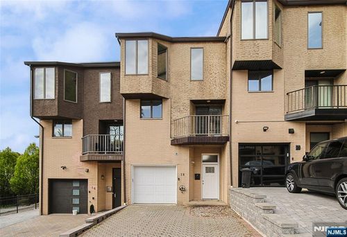 18 Veterans Way, Edgewater, NJ, 07020-1553 | Card Image