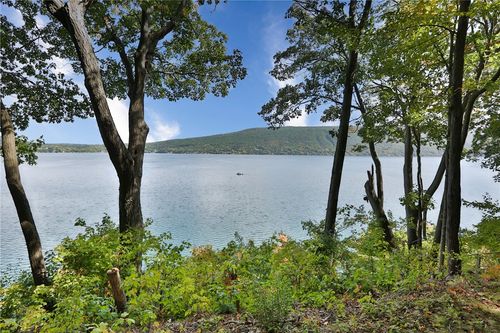 6121 Beechtree Dr, Naples, NY, 14512-9759 | Card Image