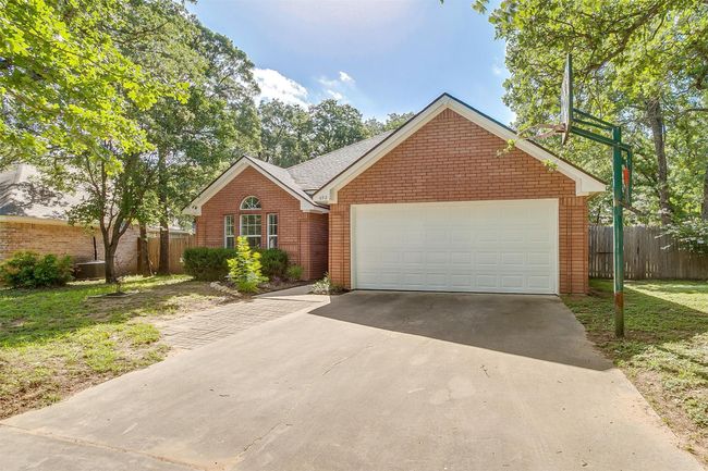 692 High Crest Dr, House other with 3 bedrooms, 2 bathrooms and null parking in Azle TX | Image 6
