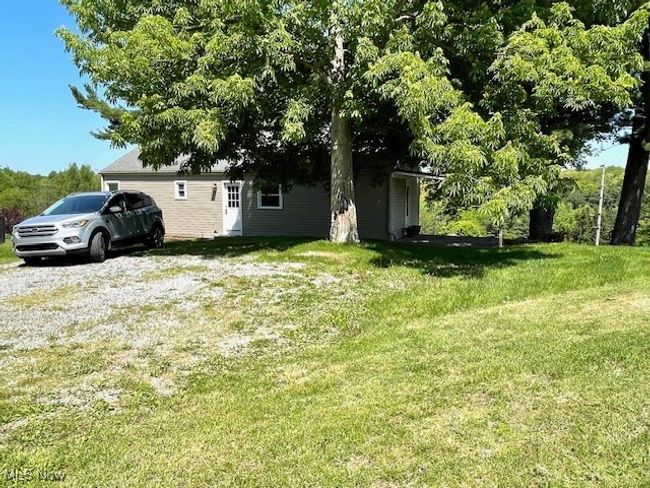 View of grassy yard of back of house. | Image 26