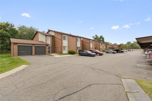 33905 Pondview Cir, Livonia, MI, 48152-1474 | Card Image