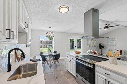 805 W Embercrest Dr, Arlington, TX, 76017-6065 | Card Image