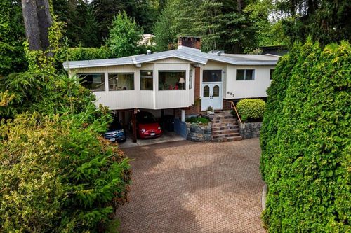 697 Plymouth Dr, North Vancouver, BC, V7H2H5 | Card Image