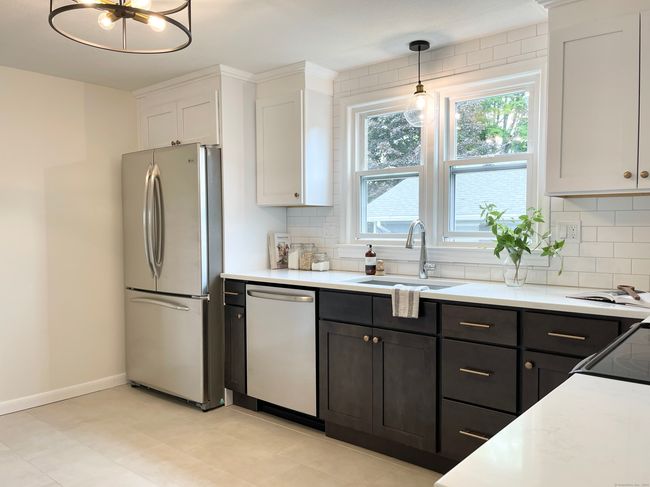 226 Middletown Ave, Home with 6 bedrooms, 2 bathrooms and 8 parking in Wethersfield CT | Image 6