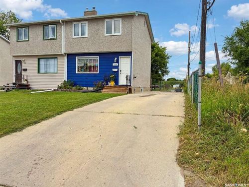 4324 3rd Avenue N, House with 3 bedrooms, 1 bathrooms and 3 parking in Regina SK | Card Image