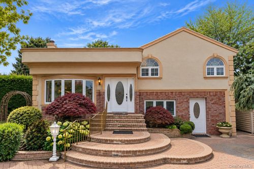 1072 Hicksville Rd, Seaford, NY, 11783-1452 | Card Image
