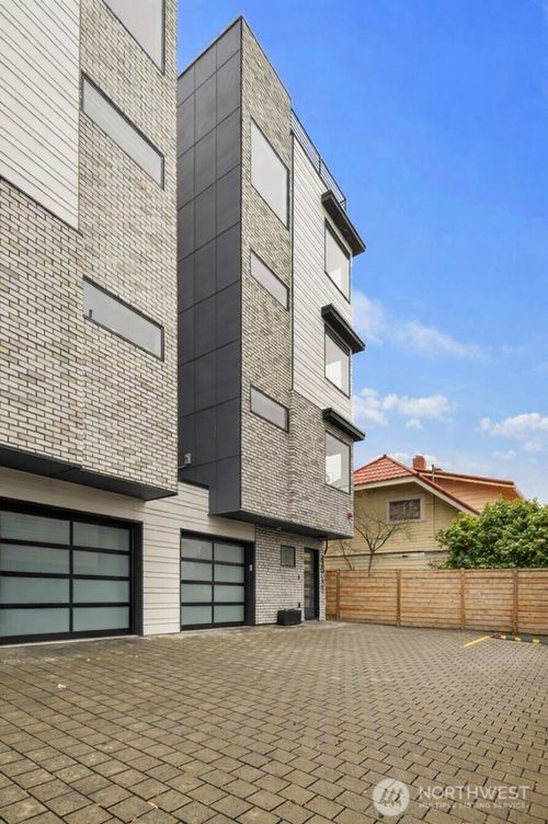 4018 Beach Dr Sw, Seattle, WA, 98116-3524 | Card Image