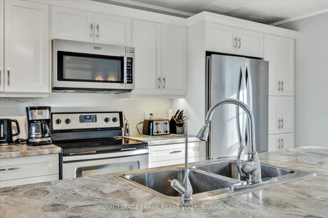 798 Simcoe St, House other with 3 bedrooms, 1 bathrooms and 4 parking in Bridgenorth ON | Image 12