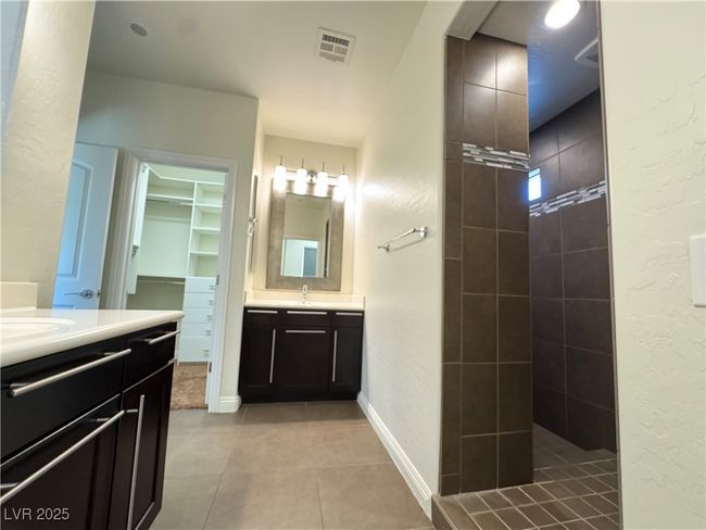 Primary Bathroom | Image 12