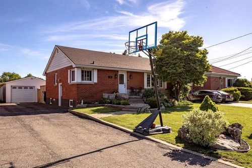 15 Faircourt Drive, Stoney Creek, ON, L8G2J4 | Card Image