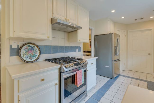 Gas range in Kitchen | Image 9
