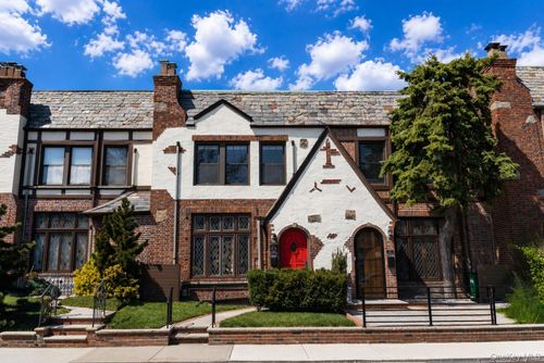 9215 68th Ave, Forest Hills, NY, 11375-5743 | Card Image