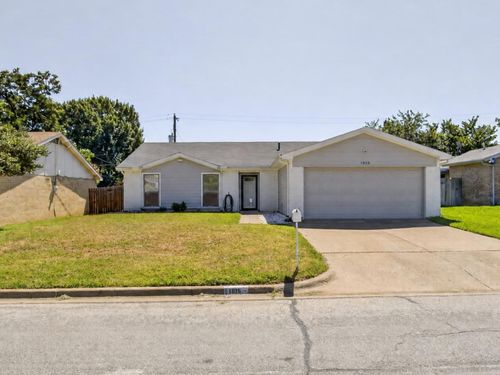 1915 Lavon Creek Ln, Arlington, TX, 76006-6617 | Card Image