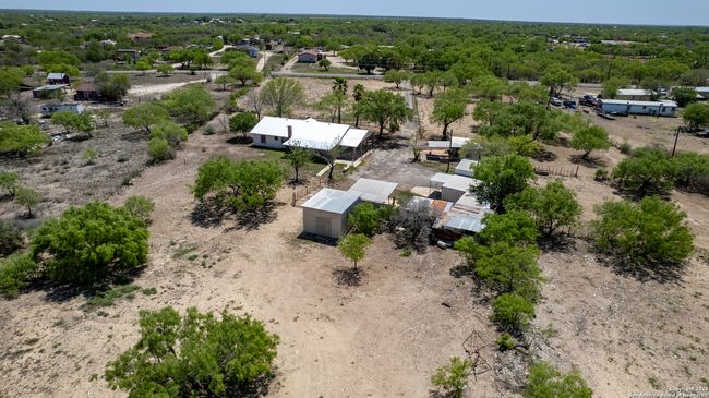 1390 Windmill Rd, House other with 2 bedrooms, 2 bathrooms and null parking in Uvalde TX | Image 40