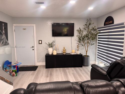 236-1560 W 46th St, Hialeah, FL, 33012-7800 | Card Image