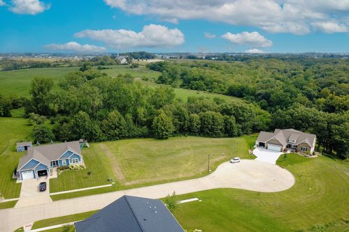 2920 Bos Ridge Rd, Pella, IA, 50219-7592 | Card Image