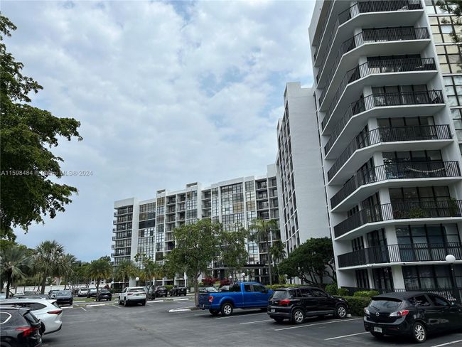 909 - 1000 Parkview Dr, Condo with 3 bedrooms, 2 bathrooms and null parking in Hallandale Beach FL | Image 22