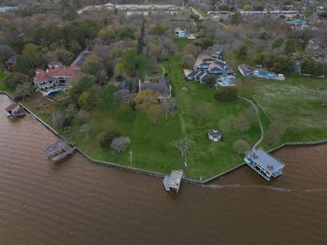 458 Kirby sits in prime position, with neighboring homes set back. | Image 47