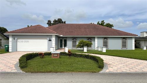 18921 W Oakmont Dr, Hialeah, FL, 33015-2907 | Card Image