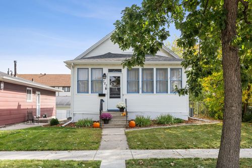 727 Oak St N, Fargo, ND, 58102-3827 | Card Image