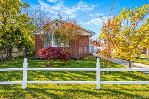 755 Hancock Pl, Lindenhurst, NY, 11757-6904 | Card Image