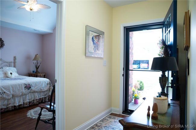 Great foyer, light and bright......love it. | Image 7
