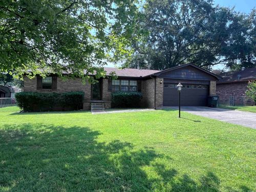 215 Berkshire Cir, Jacksonville, AR, 72076-3304 | Card Image