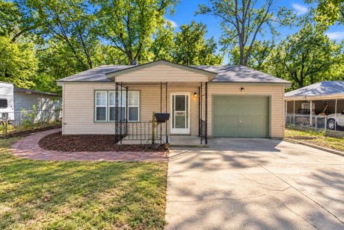 3129 E Glen Oaks Dr, Wichita, KS, 67216-2316 | Card Image