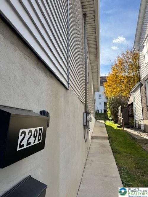 b-229 E Catawissa St, Nesquehoning, PA, 18240-1615 | Card Image