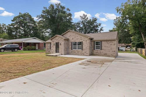 709 Coleman Ave, Holly Springs, MS, 38635-2638 | Card Image