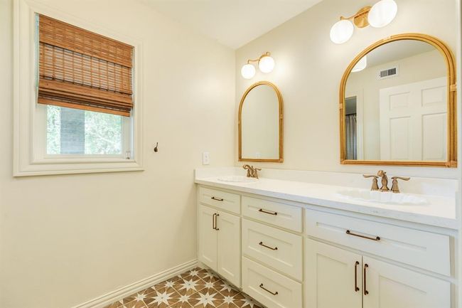 This spacious and well-appointed upstairs hallway bathroom offers ultimate convenience with double sinks, perfect for busy mornings! | Image 29
