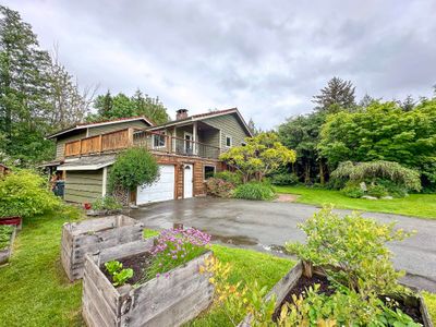 41260 Meadow Ave, House other with 4 bedrooms, 3 bathrooms and 6 parking in Squamish BC | Image 2