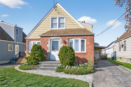 37 Manhattan Ave, Westbury, NY, 11590-4236 | Card Image
