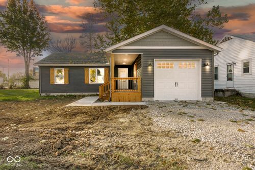 521 W Maple St, Austin, IN, 47102-1651 | Card Image