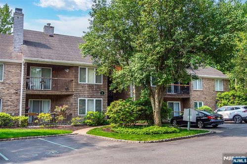 1 Tulip Cres, Little Falls, NJ, 07424-5626 | Card Image