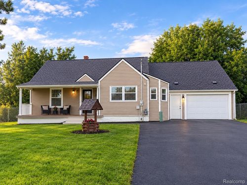 1025 E Mandeville St, Burton, MI, 48529-1124 | Card Image